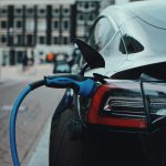 Ar kada nors elektromobilių krovimas bus toks pat greitas kaip degalų pilimas?