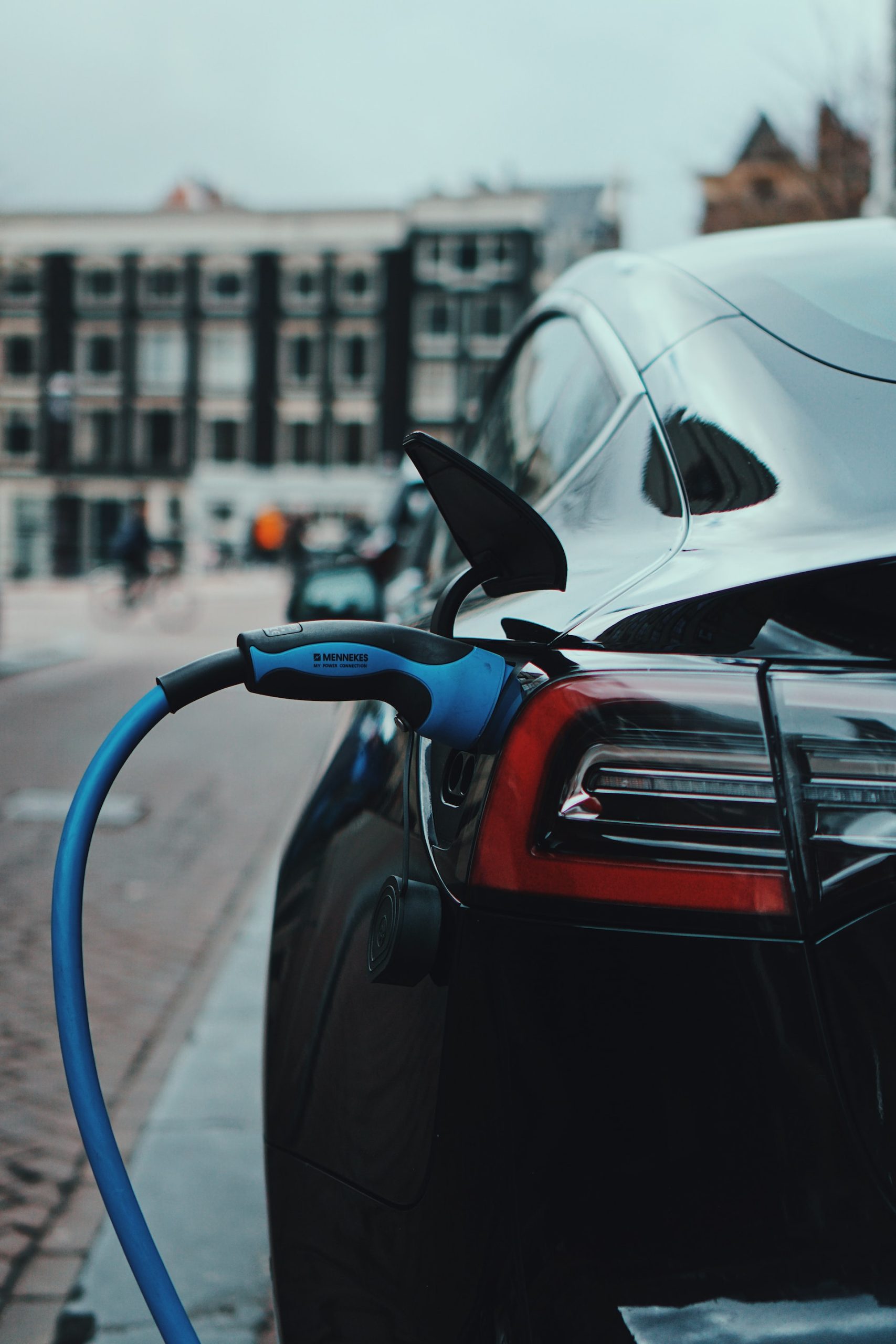 Ar kada nors elektromobilių krovimas bus toks pat greitas kaip degalų pilimas?