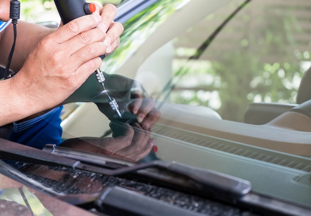 Kokie etapai sudaro automobilio priekinio stiklo įdaužos remontą?