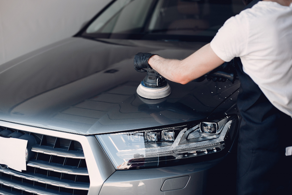 Kaip naudoti automobilio poliruoklį, kad nepažeistumėte dažų?