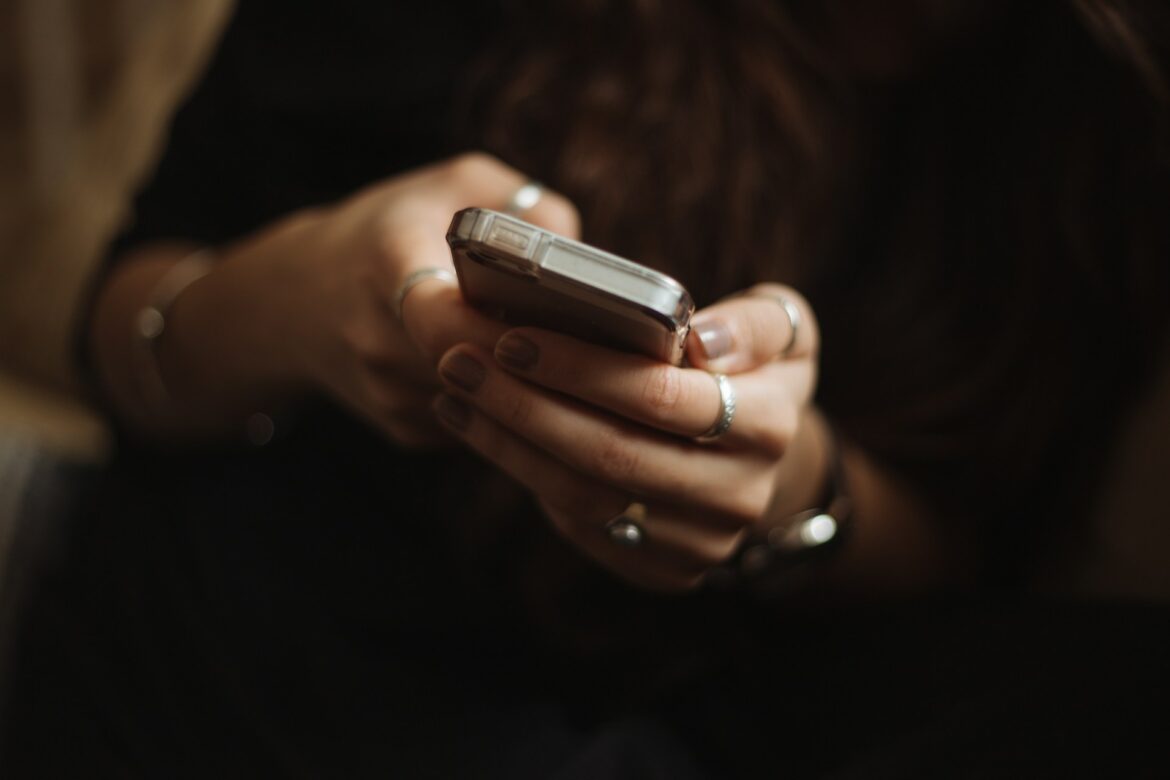 Vakaro rutina vis dažniau prasideda nuo telefono, o baigiasi nerimu