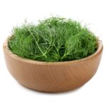Švieži krapai mediniame dubenėlyje baltame fone
