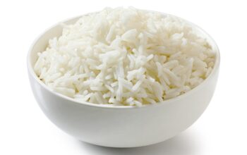 Virti baltieji ryžiai baltame dubenėlyje